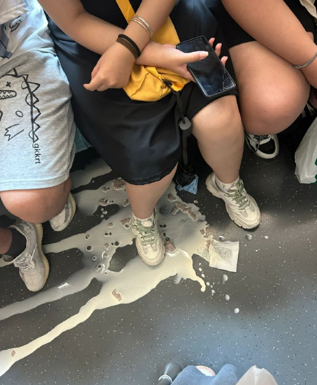 站着等座位,我眼看着俩女孩的奶茶啪唧洒了一地,俩人应该也尬住了,没
