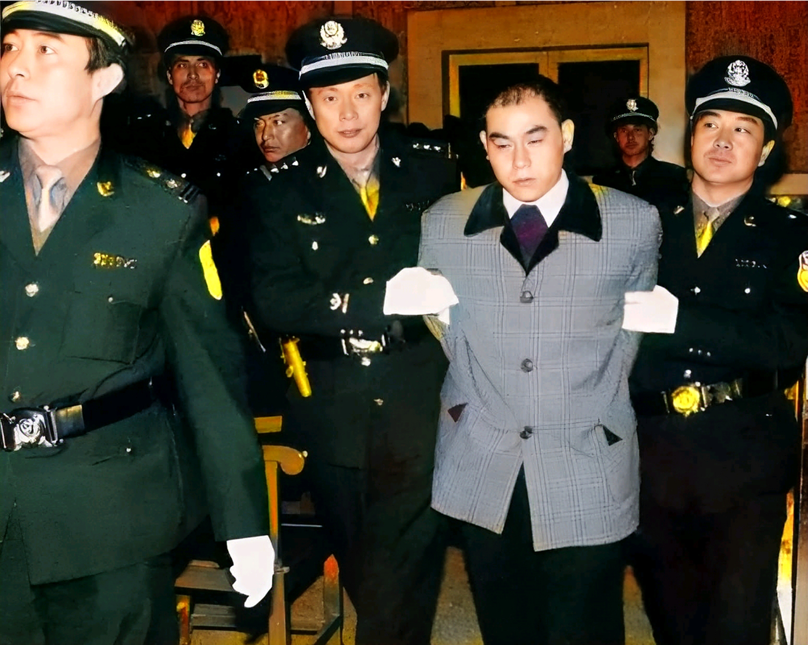 2001年,被判死刑的雷国民,照片中身着西装革履,没想到却成了累犯,罪孽