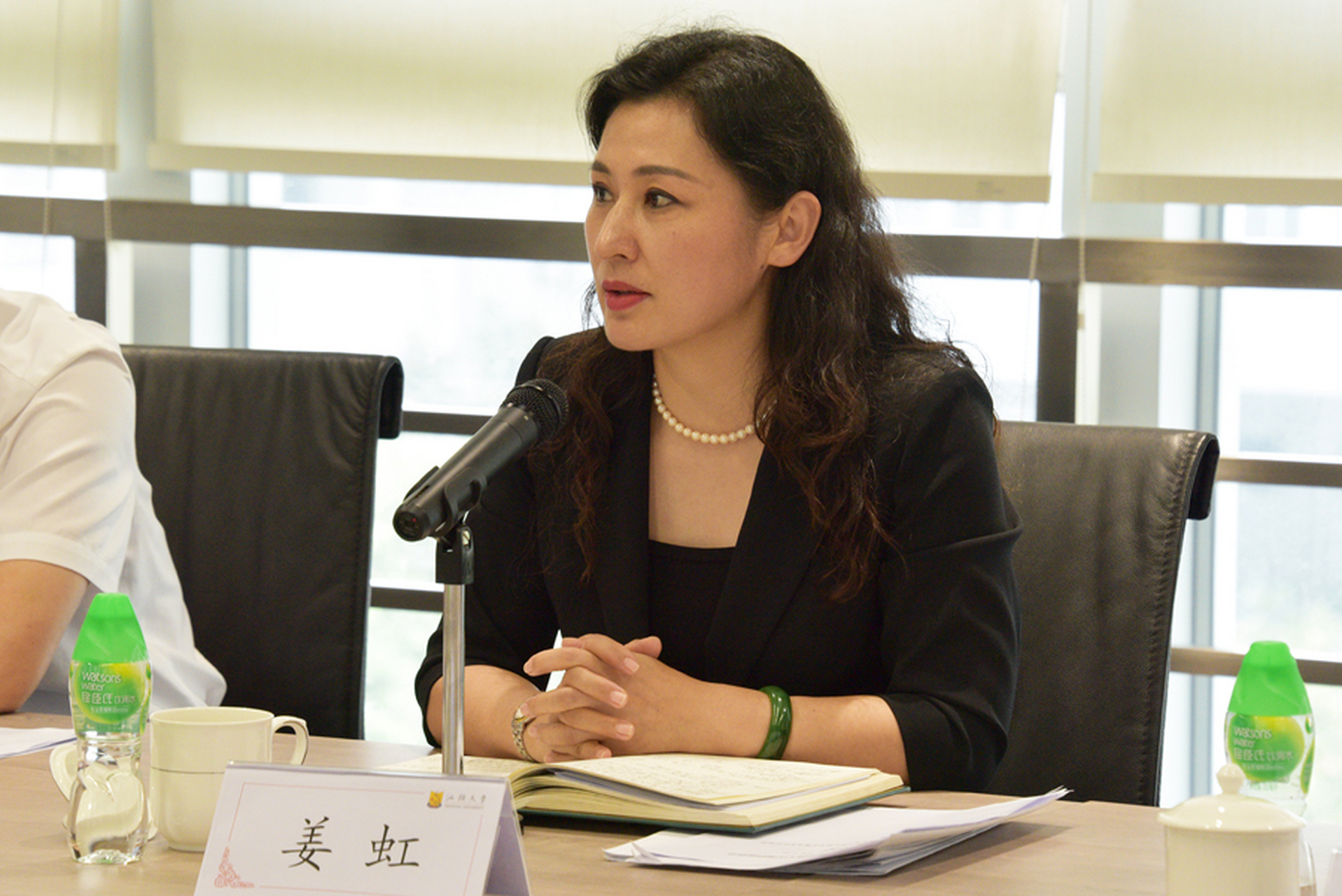 广东省委组织部副部长郑庆顺曾经介绍了姜虹同志,政治上成熟,理论素质