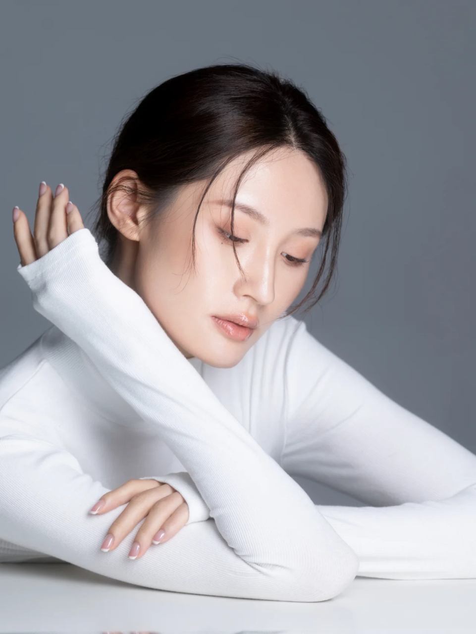 高级感肖像回归本真的极简主义  高级的冷色调下用情绪去引导除去色彩