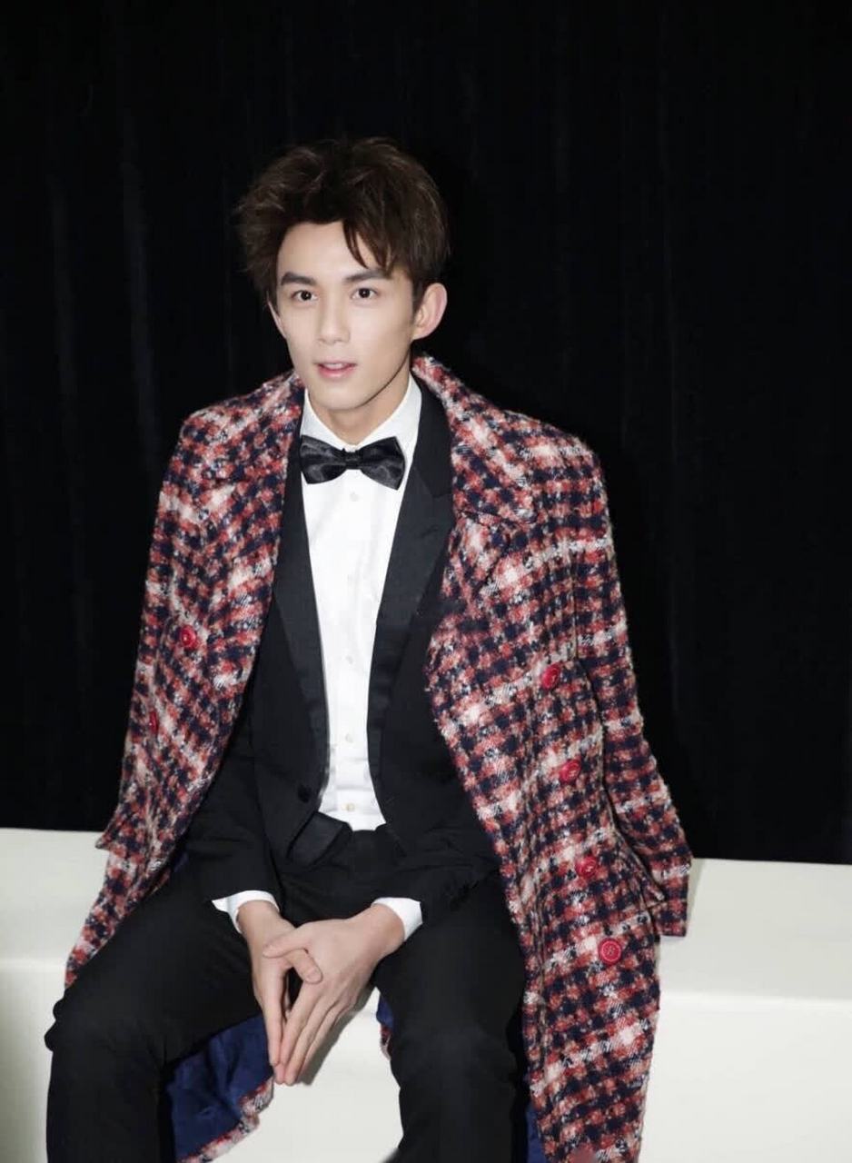 吴磊穿大衣的造型太酷了. 三石哥是小说里的霸道总裁啊!