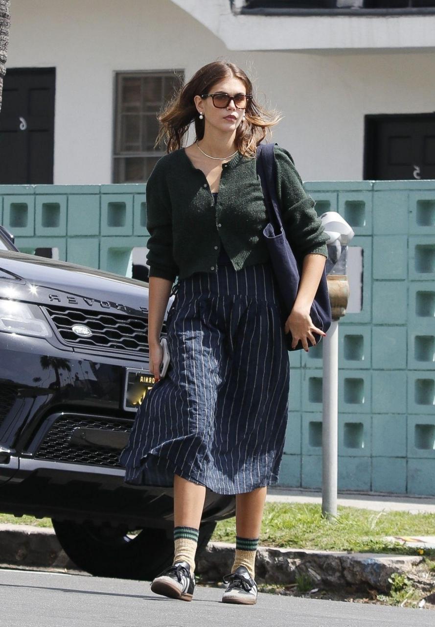 凯雅·杰柏(kaia gerber)最新外出街拍,应该是星二代里最朴素的女孩了