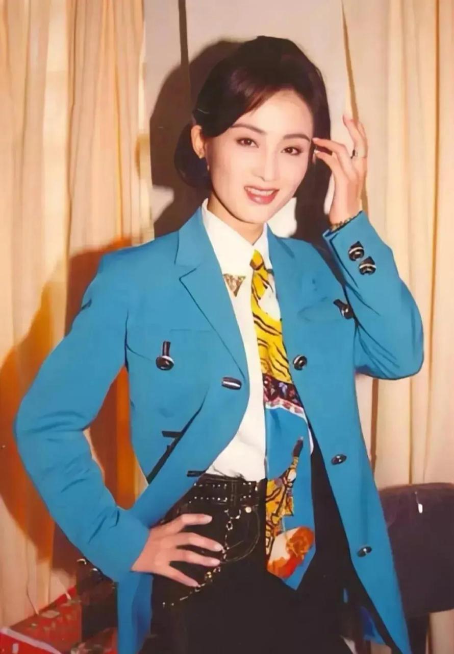 1994年的张敏,穿着一套蓝色的西装.