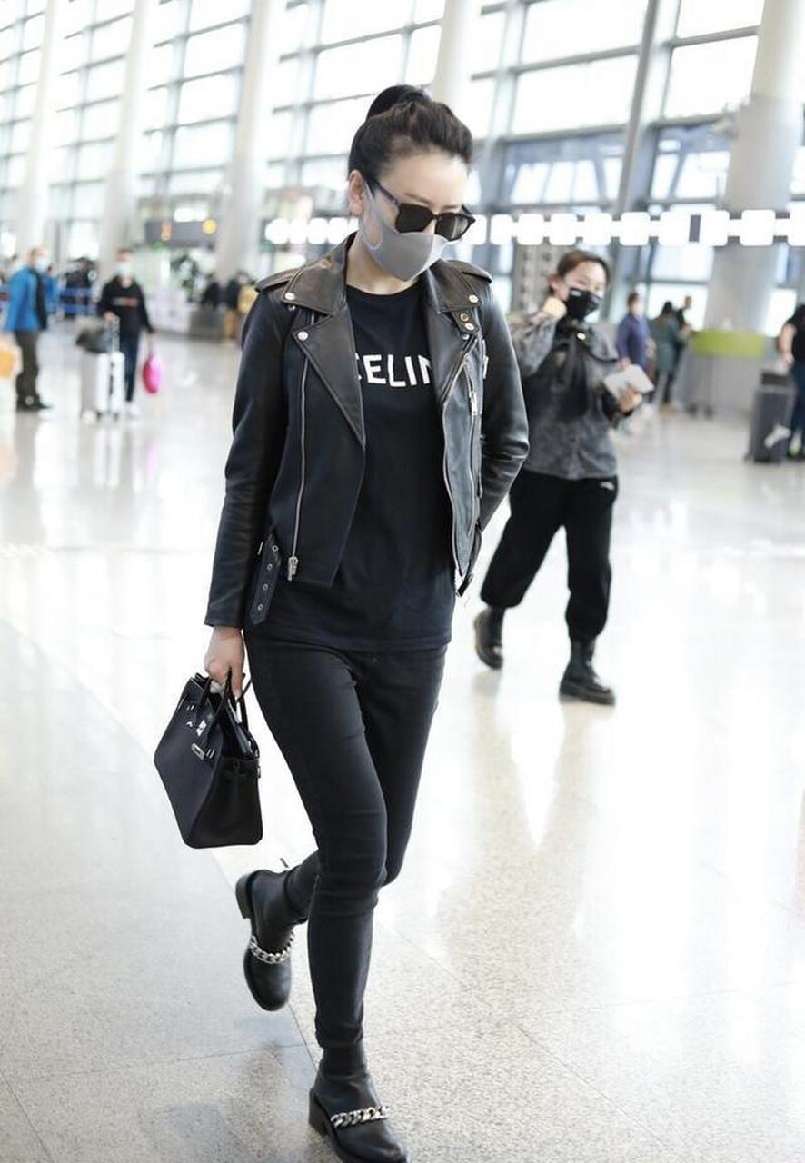 机场街拍:毛俊杰黑色皮衣 黑色t恤 链条靴酷飒美丽