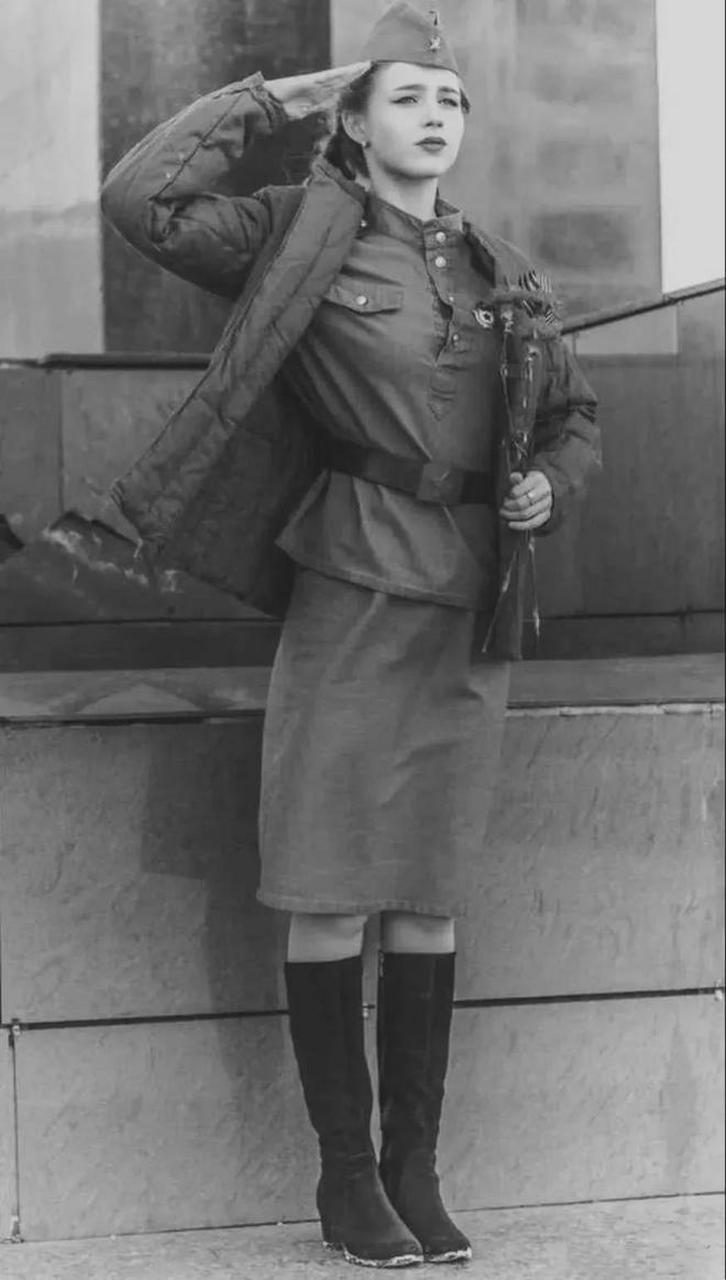 在二战期间,有一位美丽的苏联女兵,她拥有高挑的身材和迷人的颜值
