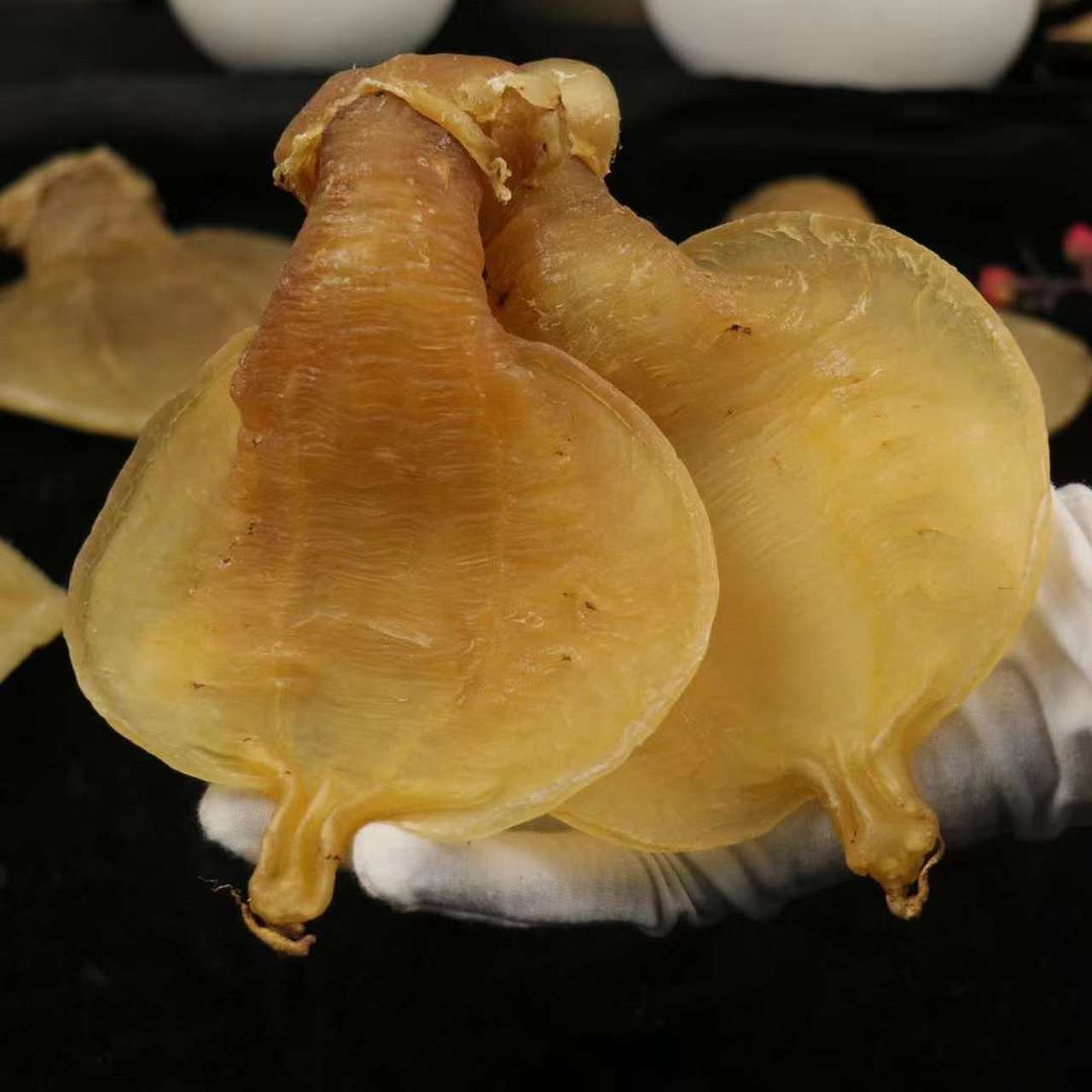 赤嘴鳘是一种珍贵的深海鱼类,它们生活在从未受到污染的深水海洋中