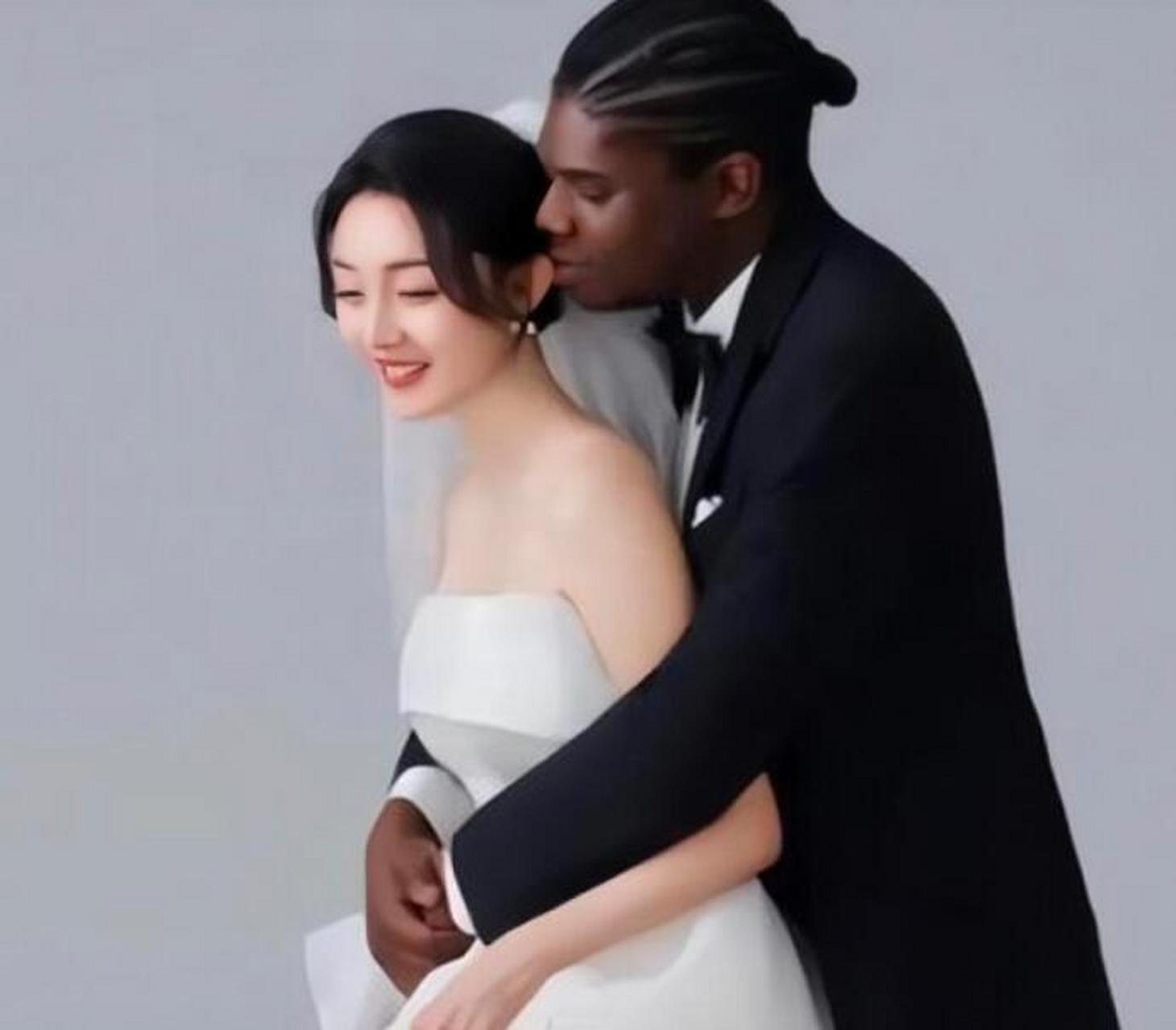 这位漂亮的女大学生,竟然和黑人结婚了.