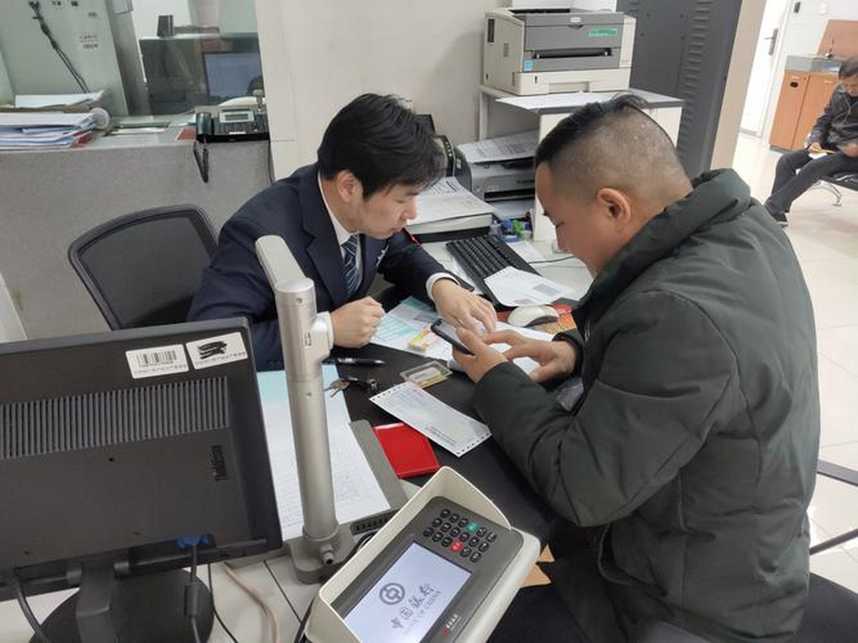 "江苏南京,一酒水批发商到银行存50万,结果接个电话的功夫,柜台竟偷偷