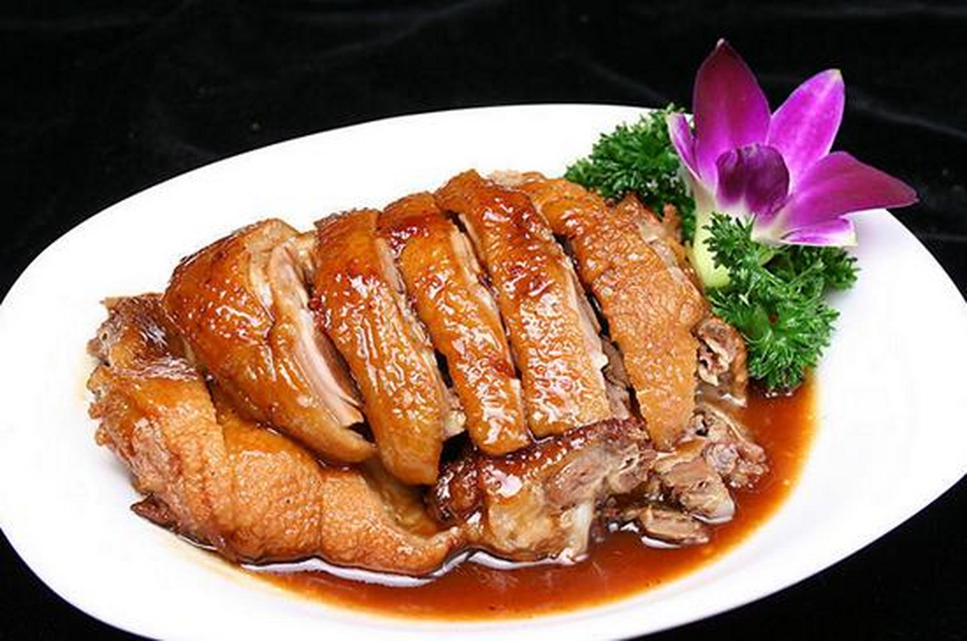 99五香卤鸭的做法99  99五香卤鸭是一道美味的传统中式卤味菜肴