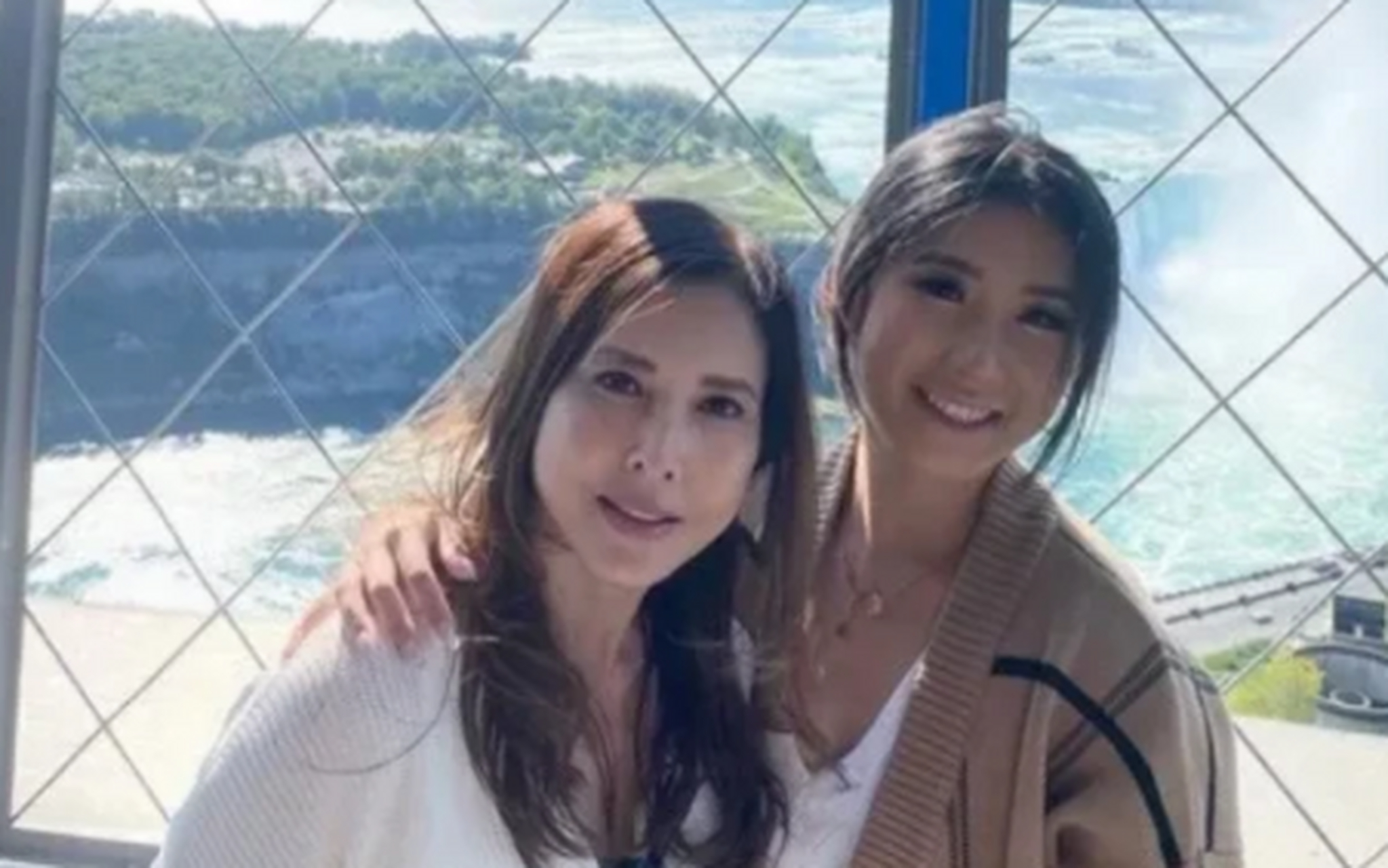 54岁李婉华近照曝光,与女儿在沙滩上的泳衣合照,看上去不似母女似姐妹