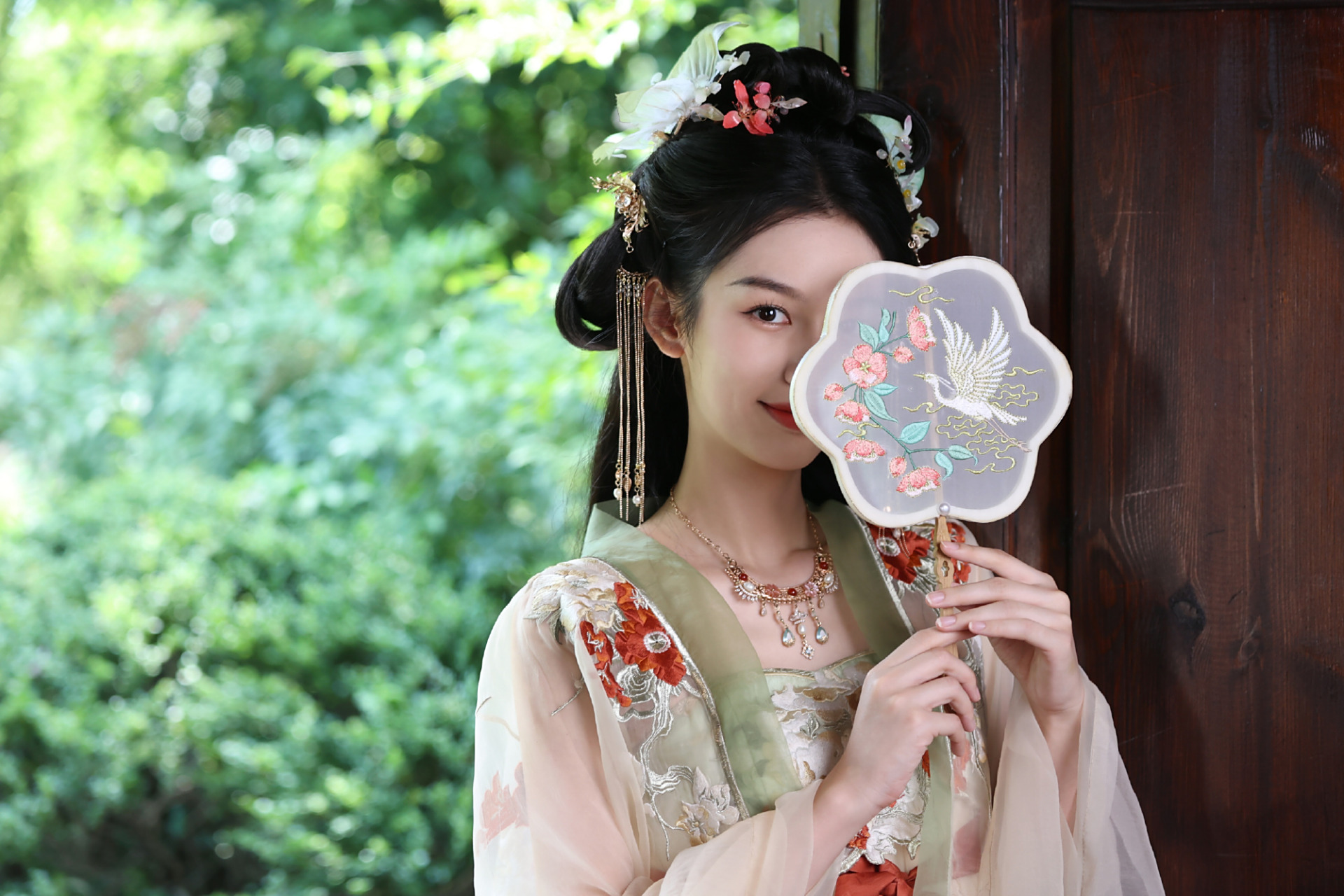 薄纱古装精致优雅,红唇团扇温柔娇俏,网友:这是什么神仙颜值!