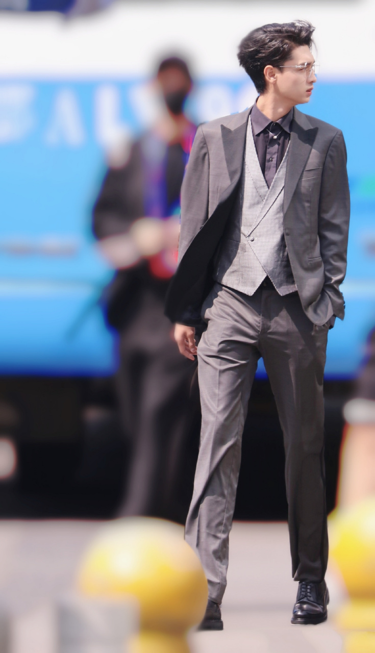 秦霄贤西装造型真的太酷,一身深灰色西服三件套装凸显帅气笔挺身形