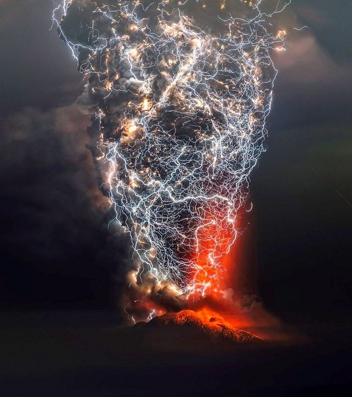 4分钟的长曝光,就能捕捉到如此多的闪电,智利卡尔布