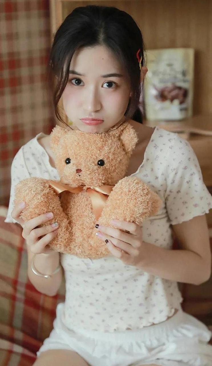 俏皮可爱美女私房嘟嘴迷人写真图片手机壁纸