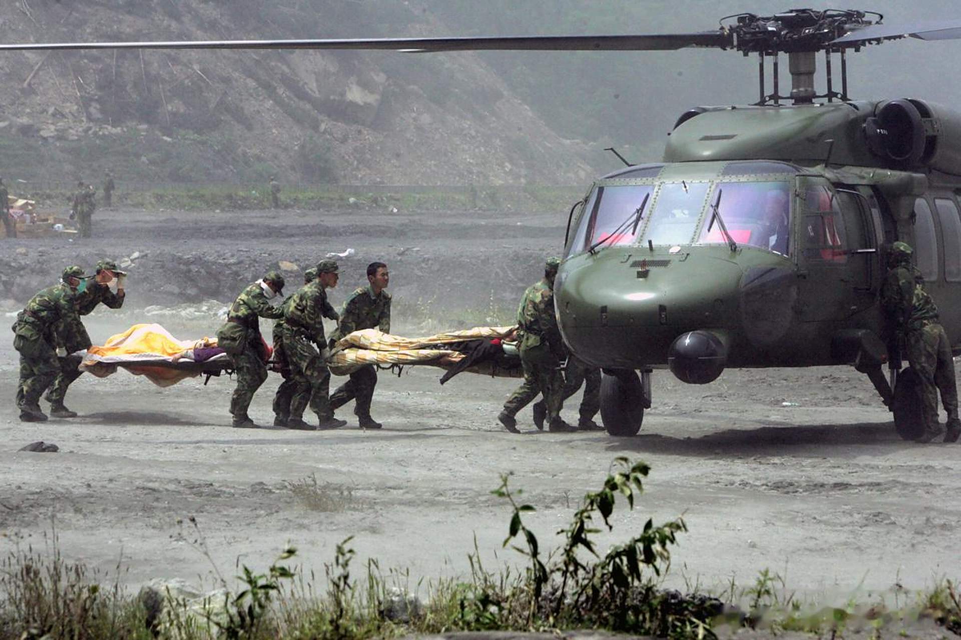 一组2008年汶川抗震救灾的画面