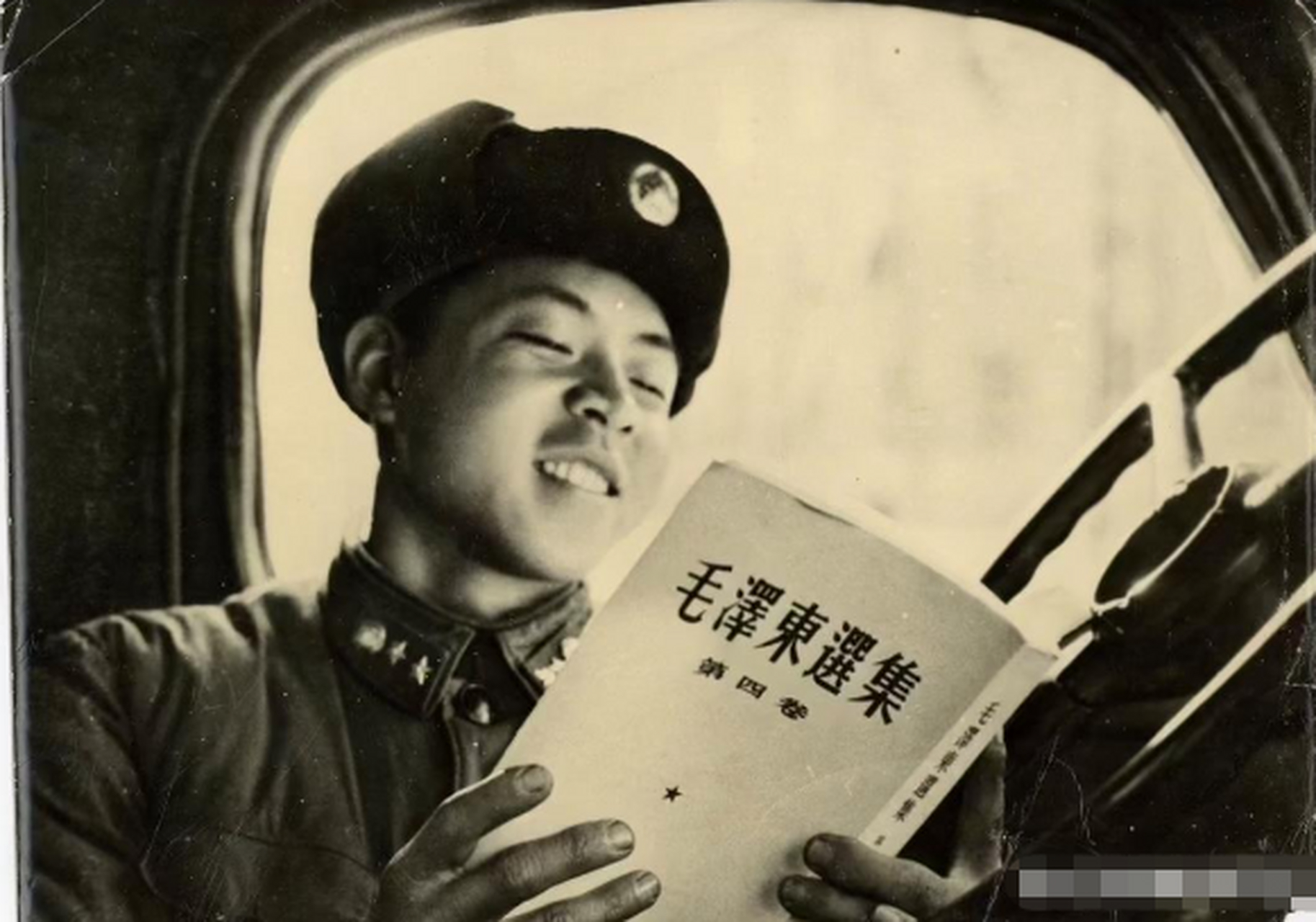 雷锋同志的照片,如今雷锋已经成为一个标语,想到他草草离世,心中不由