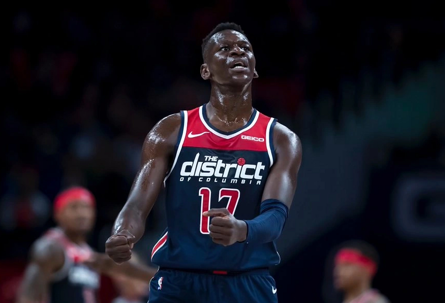 猛龙与伊萨克-邦加签下一份合同 根据nba记者blake murphy的报道,猛龙