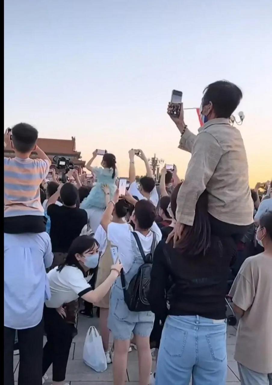 领动计划# 95后女孩张白鸽单肩扛起身高1米48的养父看升国旗仪式