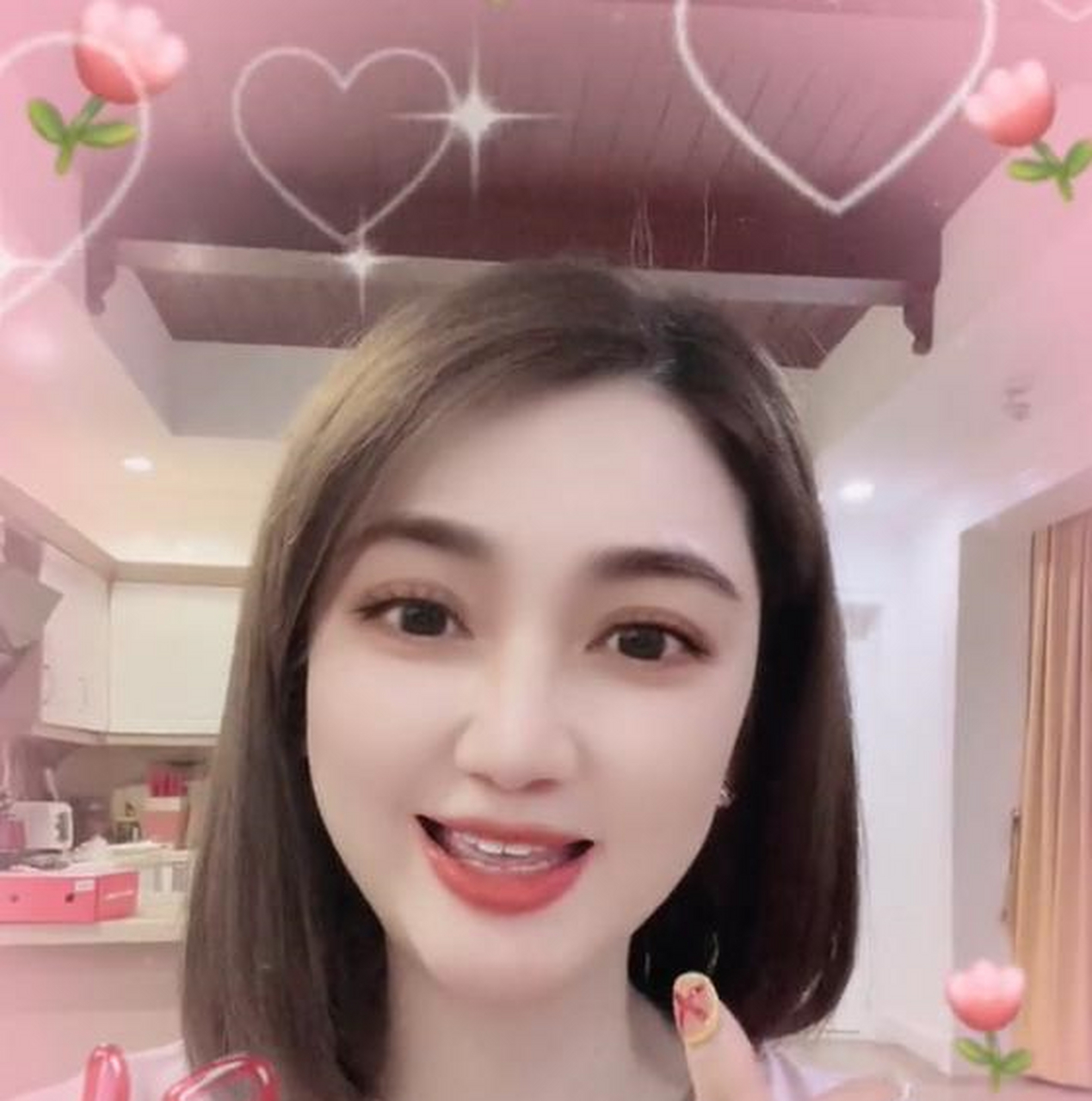 今年8岁的张晞彤继承了父母的高颜值,五官和脸型都像极了张丹峰,笑