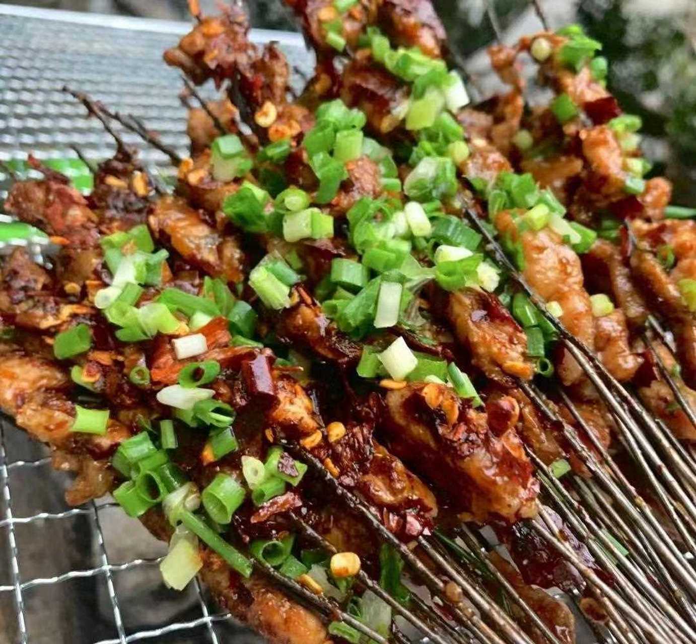 小胖烤肉在这里开了十多年,作为一家地道的老店,这里承载了很多食客