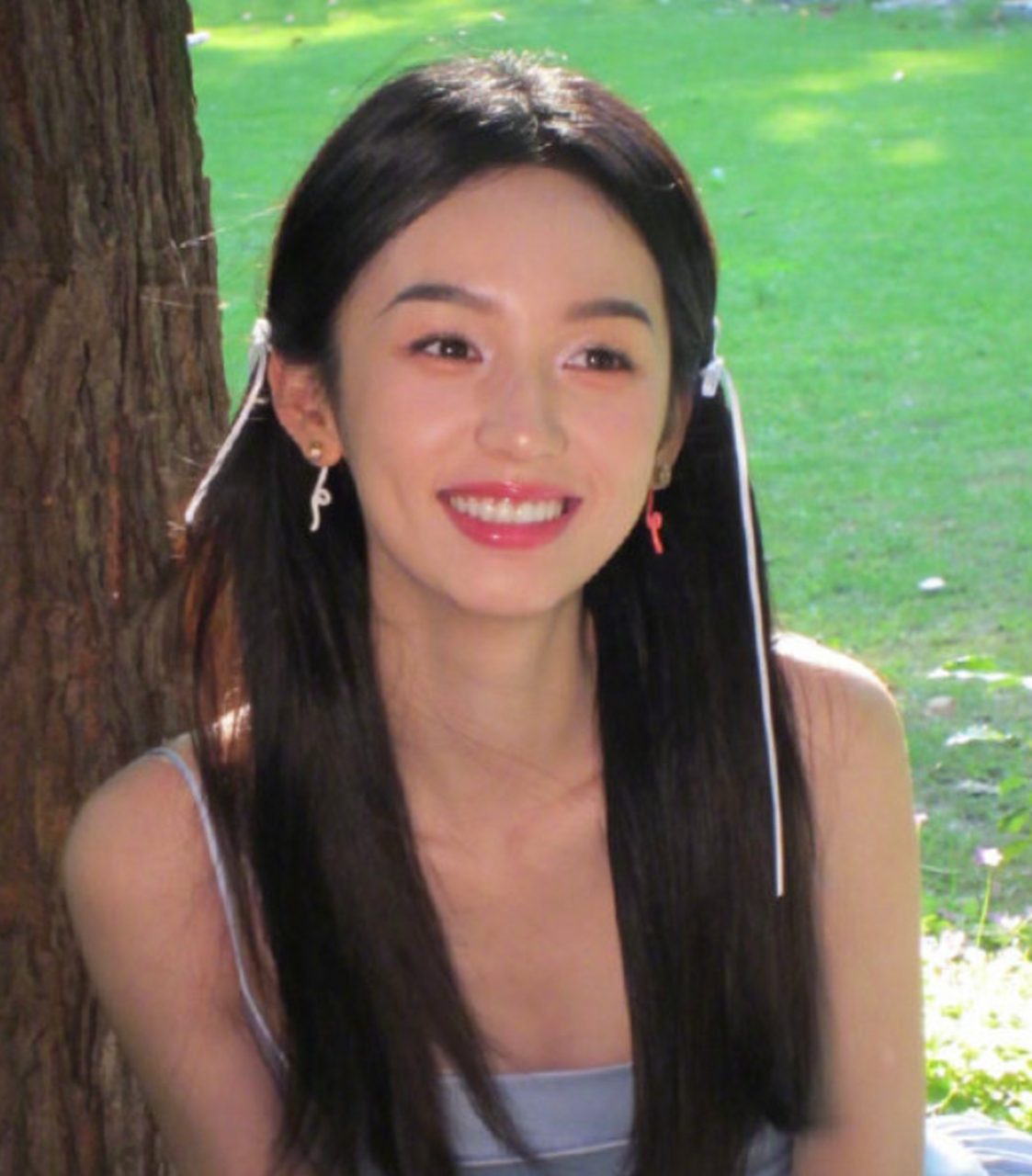周也冷脸vs笑脸,笑与不笑差距真大