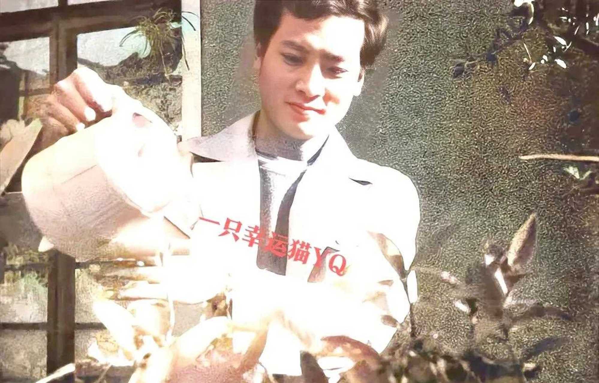 这是年轻的迟重瑞,照片拍摄于1978年,他穿着白色t恤和短裤,手里拎着一