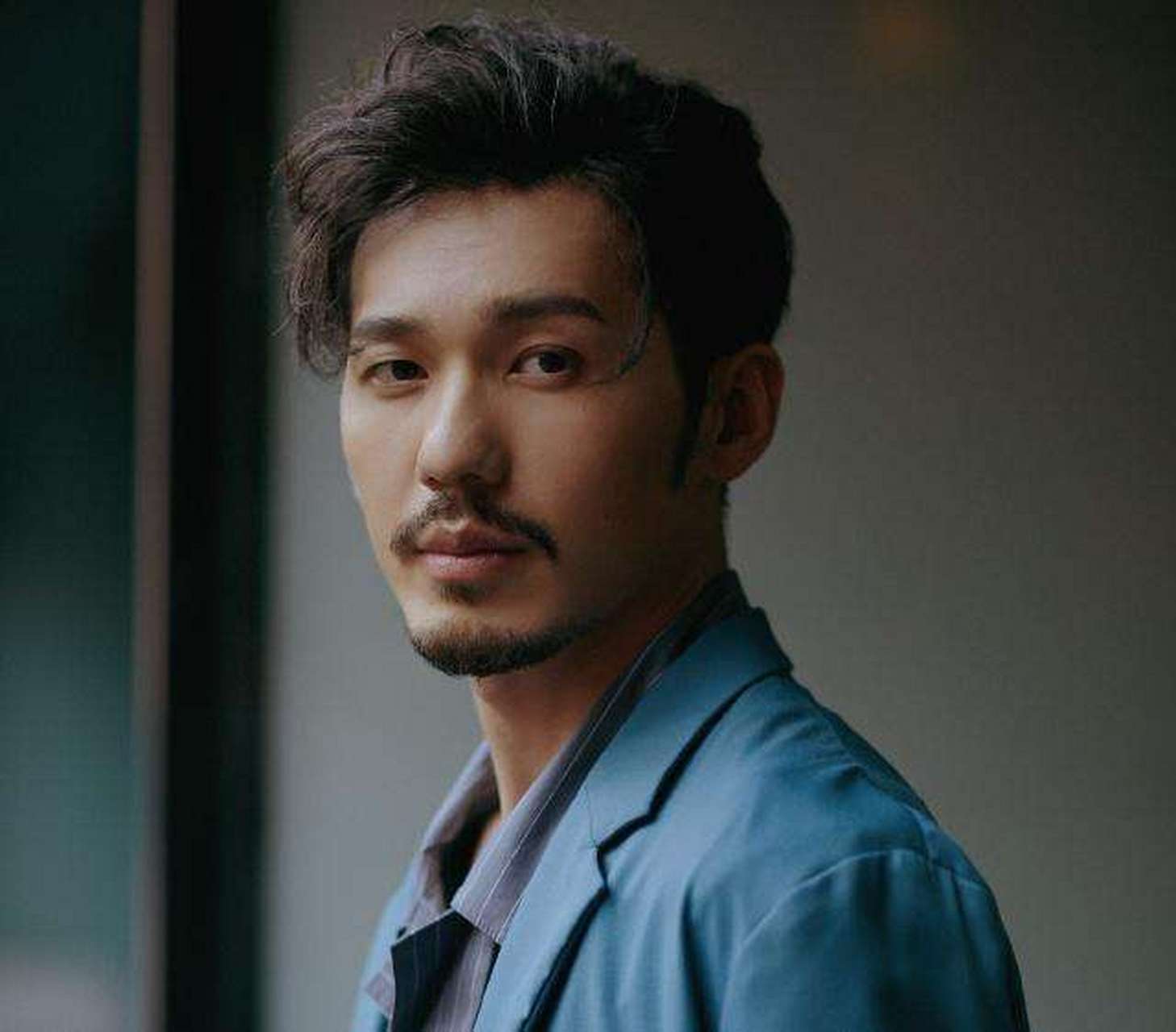 白宇接下来会登上《esquirefine》杂志封面,物料已拍,目前定在十二