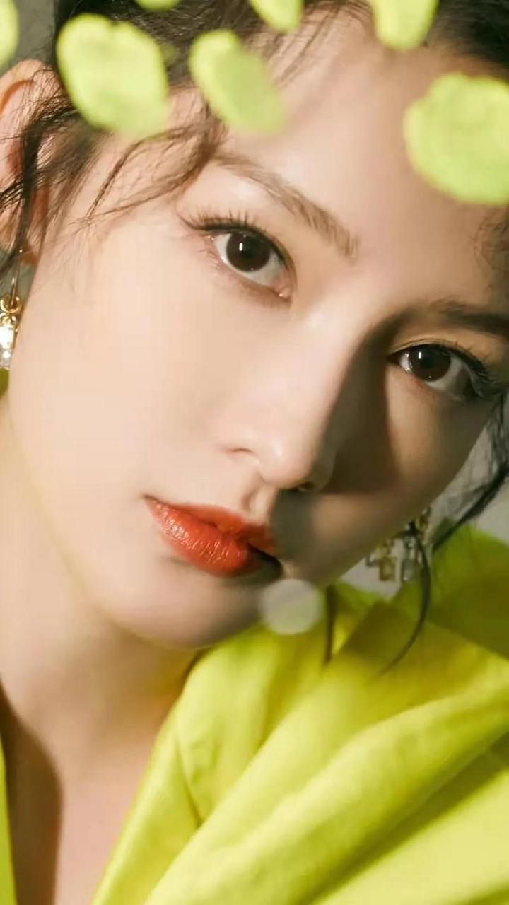 李沁素穿搭轻薄清新甜美,清新脱俗,微微一笑很倾城!