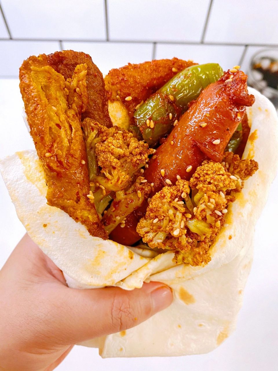 小龙虾 炸串卷饼  真的巨香巨好吃 今天晚上我和妹妹在家吃晚饭,我们