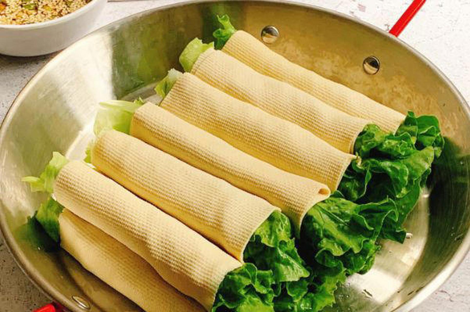 生菜去掉根部清洗干净,沥干水分待用.