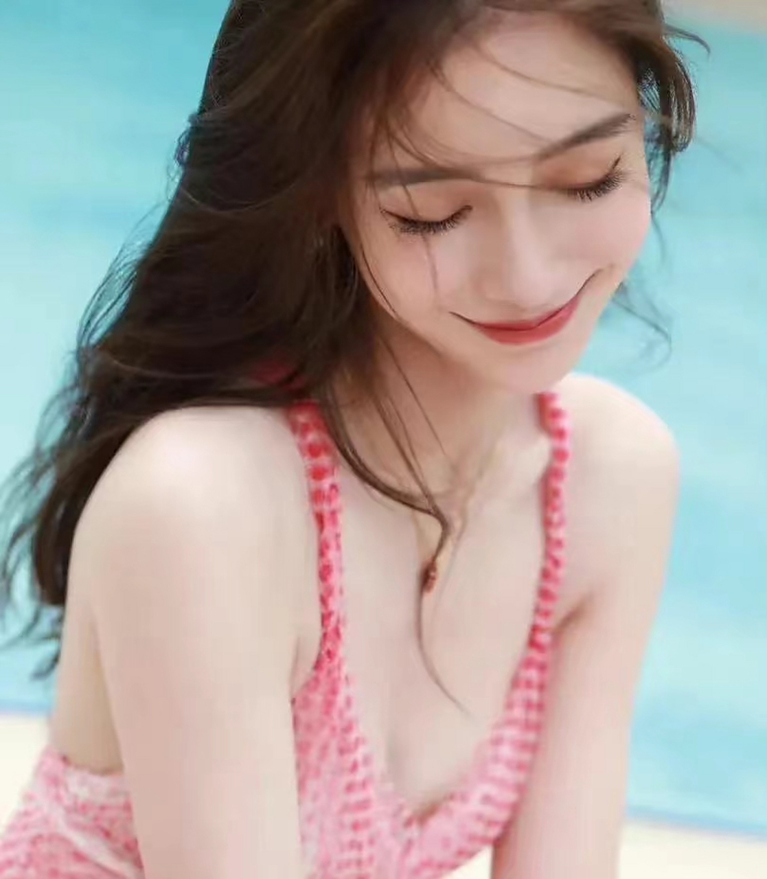 angelababy杨颖大晒比基尼游泳照,是在等人来一起游泳吗