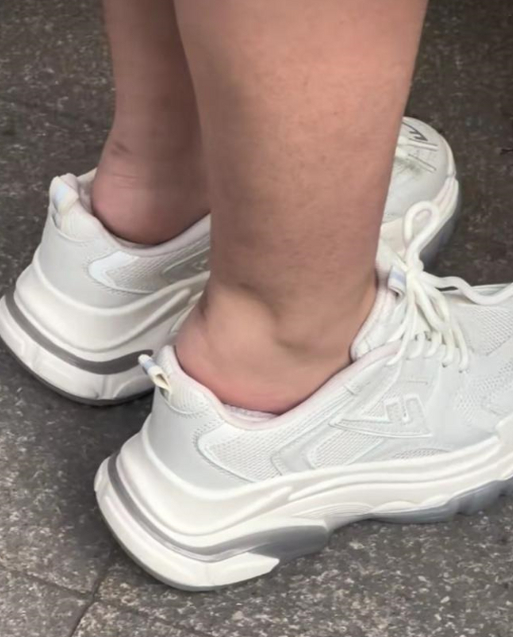 这小姐姐是把运动鞋当拖鞋穿了吧!