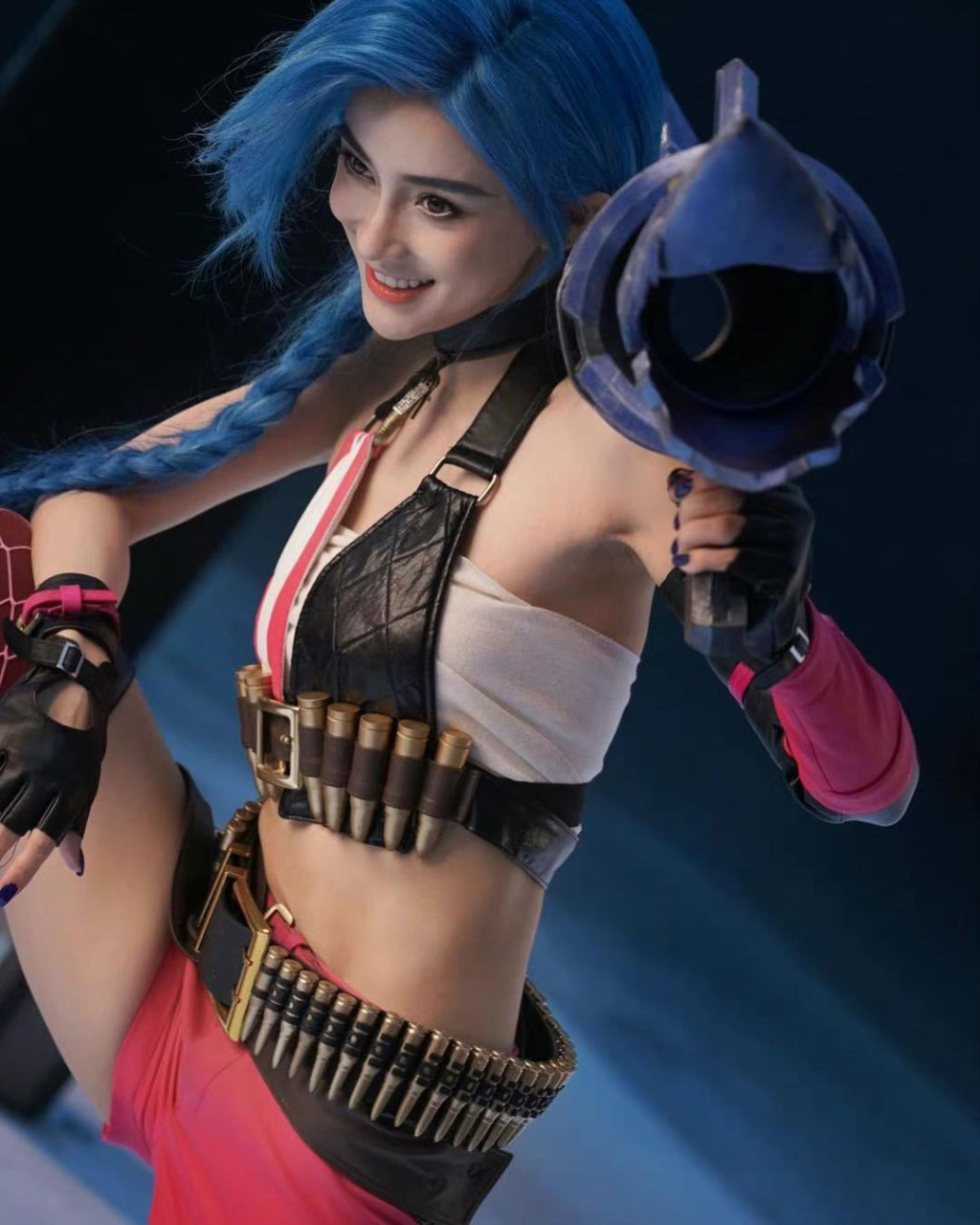 angelababy cos的金克丝太传神,小蛮腰吸睛哦!#angelababy# #杨颖