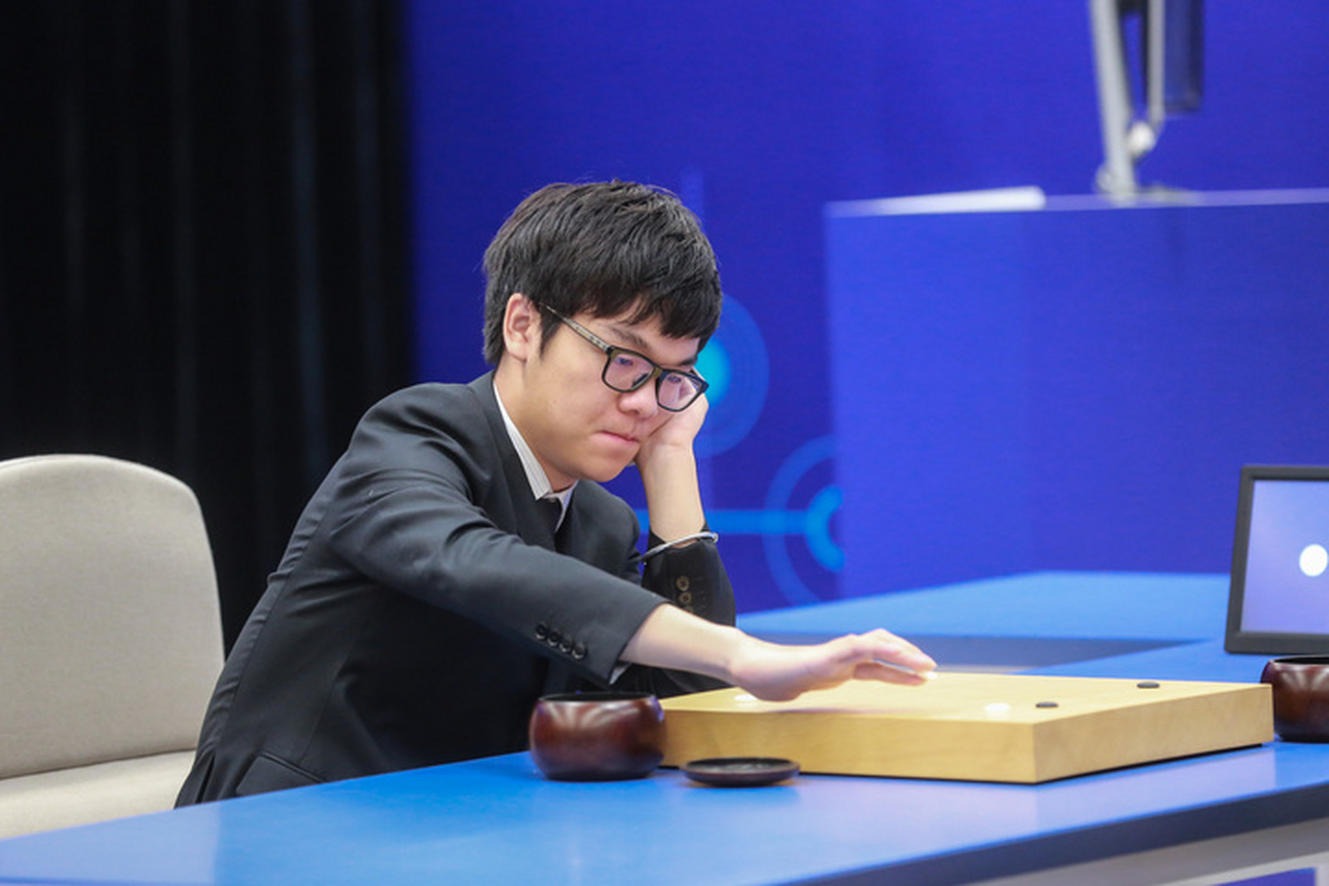 2017年5月,阿尔法狗以3比0的战绩打败世界排名第一的围棋冠军柯洁