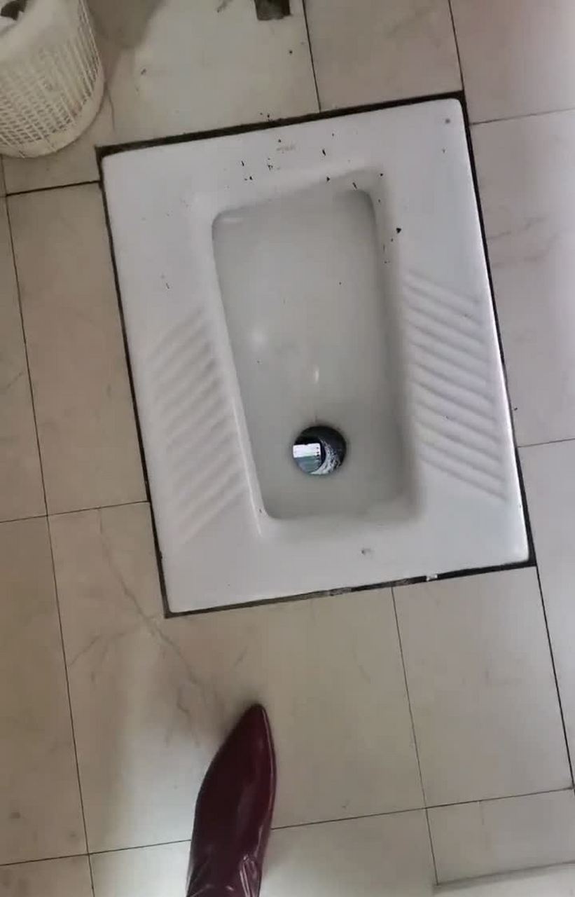 我的手机掉进厕所了,我该怎么办?[微笑]