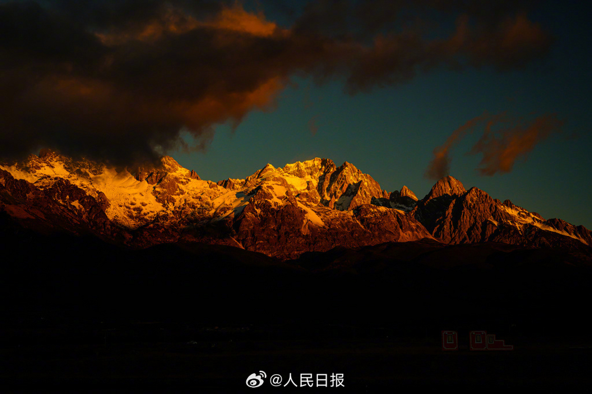 玉龙雪山日出图片