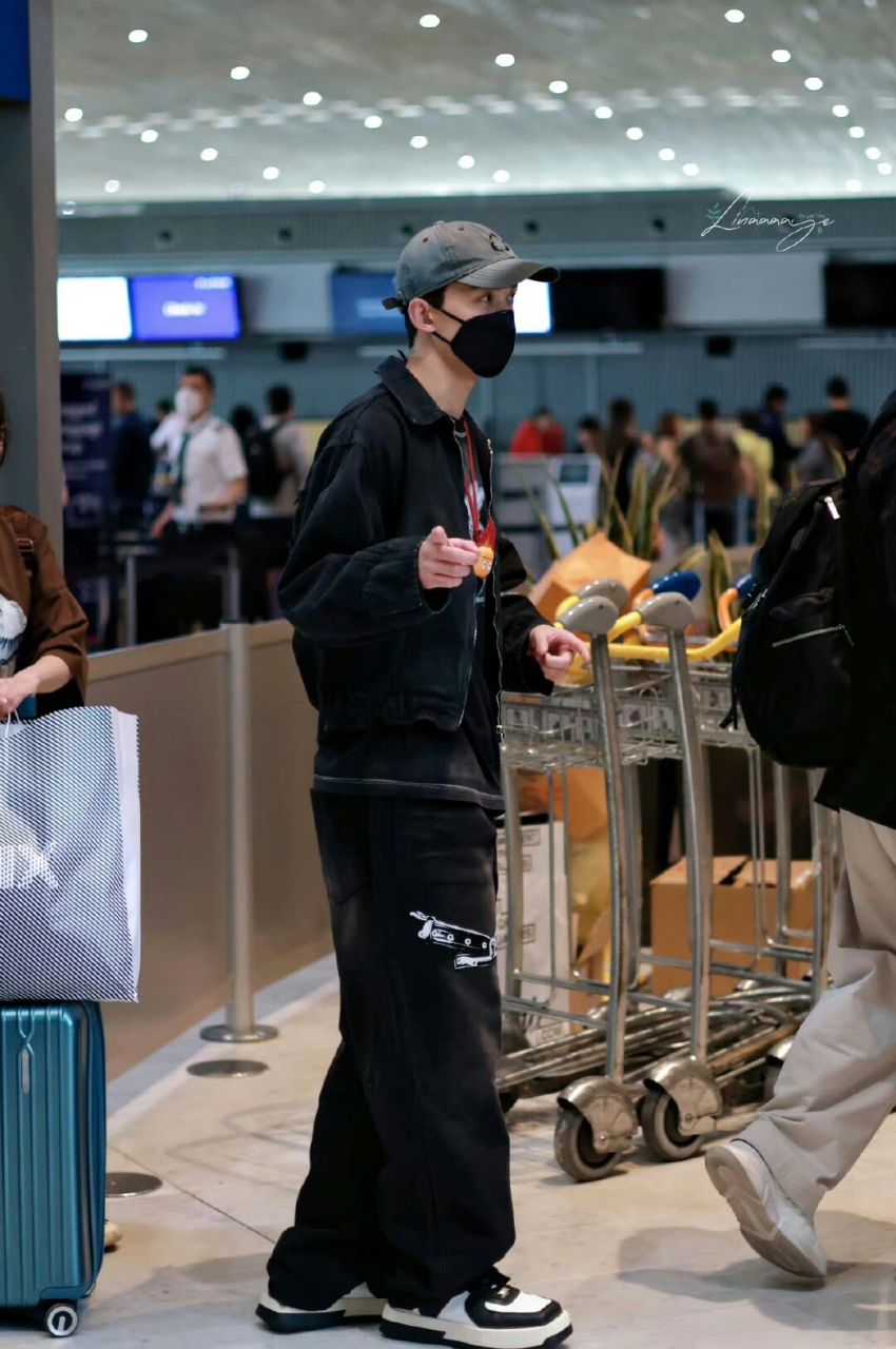 吴磊更新了7月5日机场街拍,牛仔夹克下搭同色系长裤,头戴灰色棒潜帽