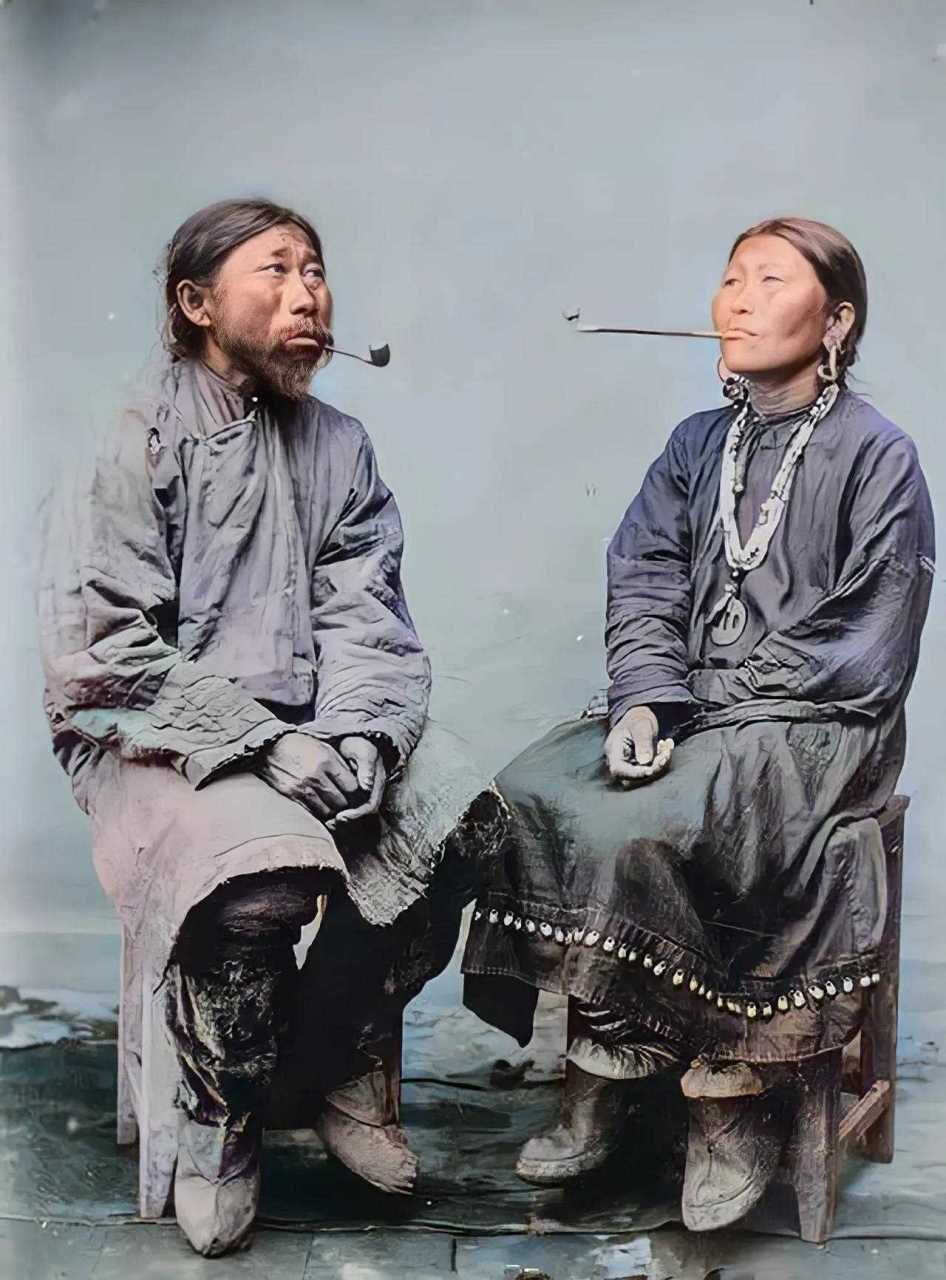 这是0多年前的库页岛的原住民,也是一群脱离了现代文明的土著人,在岛