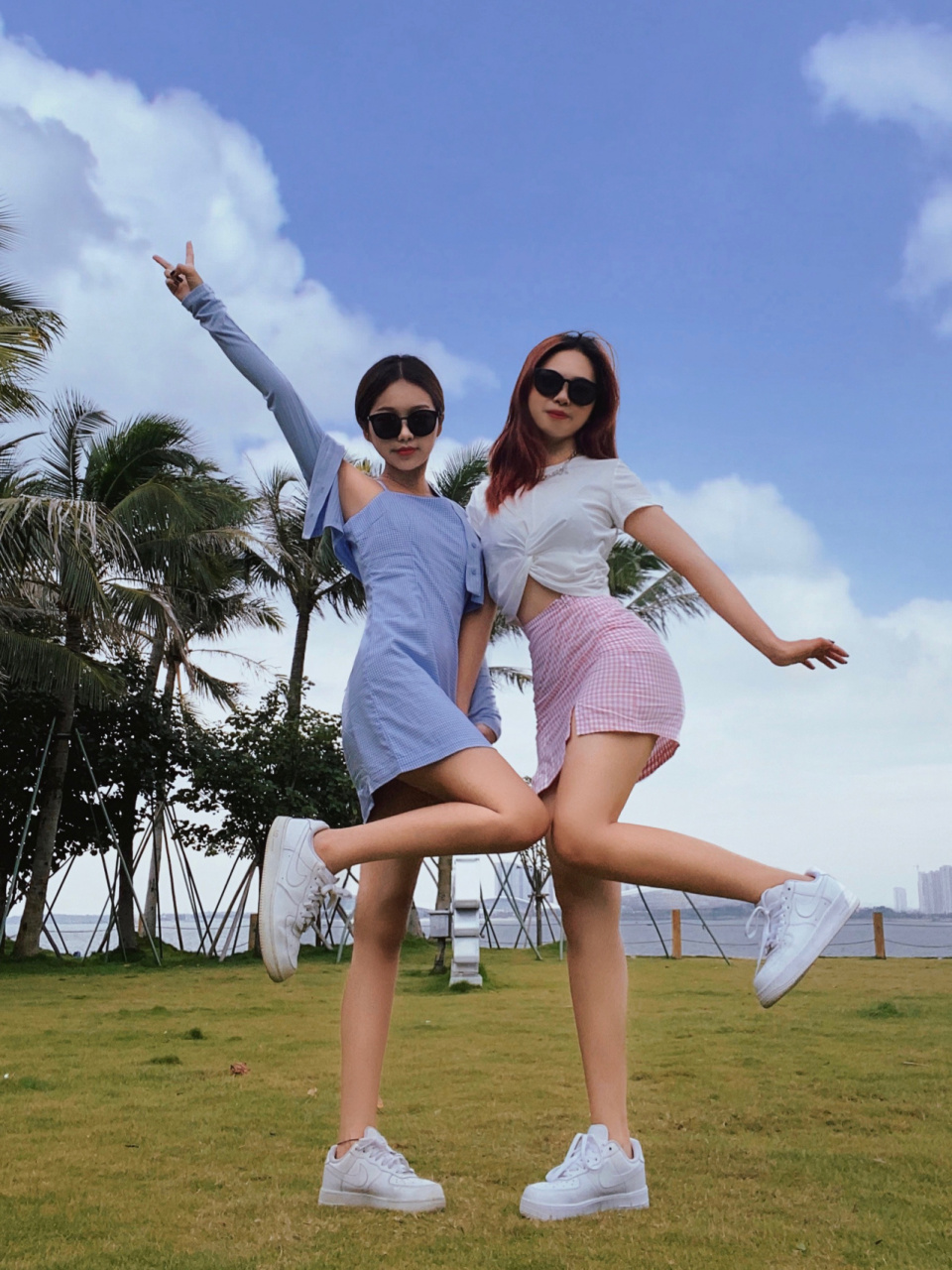 拍照姿势 复古滤镜太绝了 女孩子们在一起拍辣妹照就是快乐 公园草地