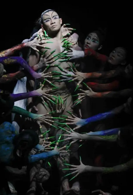 杨丽萍新舞再被批尺度大,加入"阴阳双修"元素,网友称表演对少儿不宜