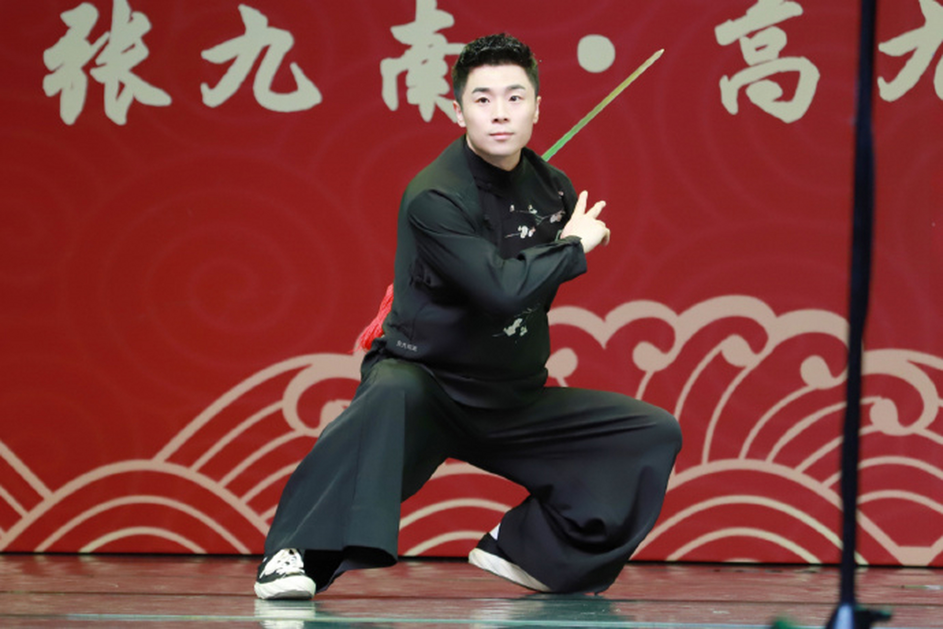 8月26日,德云社张九南带着大爷翟国强,邓德勇在天津开专场.