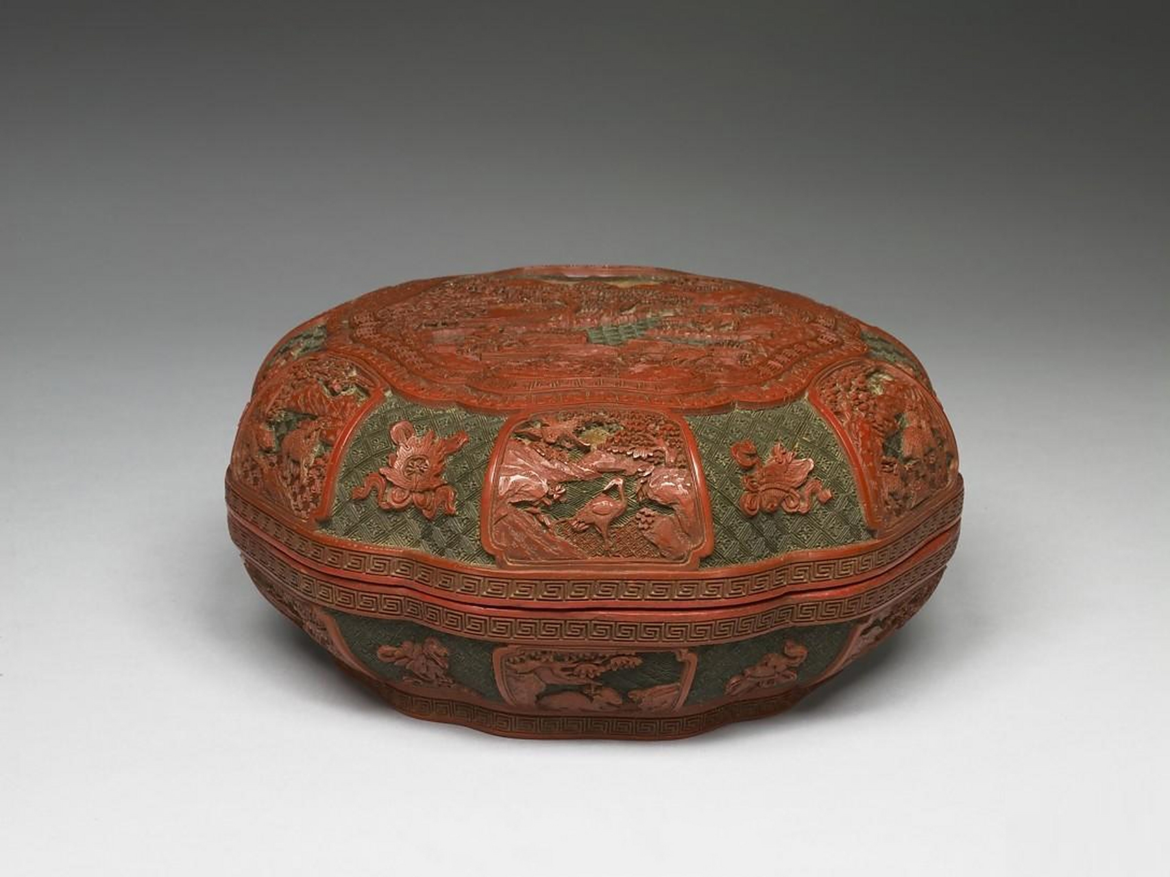 台北故宫博物院收藏的一组清代漆器.  1.清 乾隆款 戗金填漆寿春盘 2.