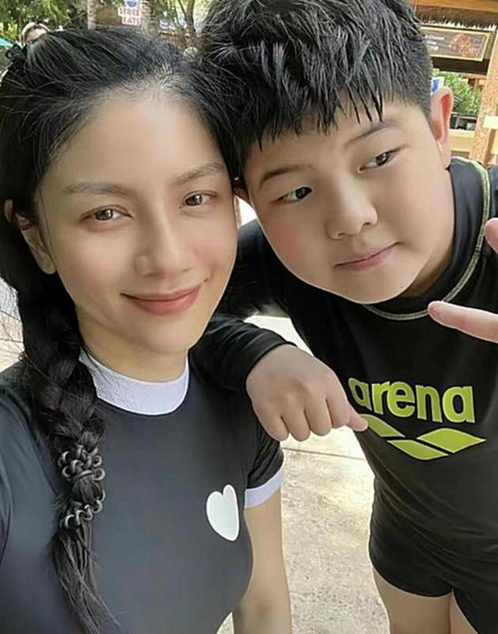 47岁胡可疑怀三胎,小腹隆起孕相十足,与沙溢恩爱10年成模范夫妻