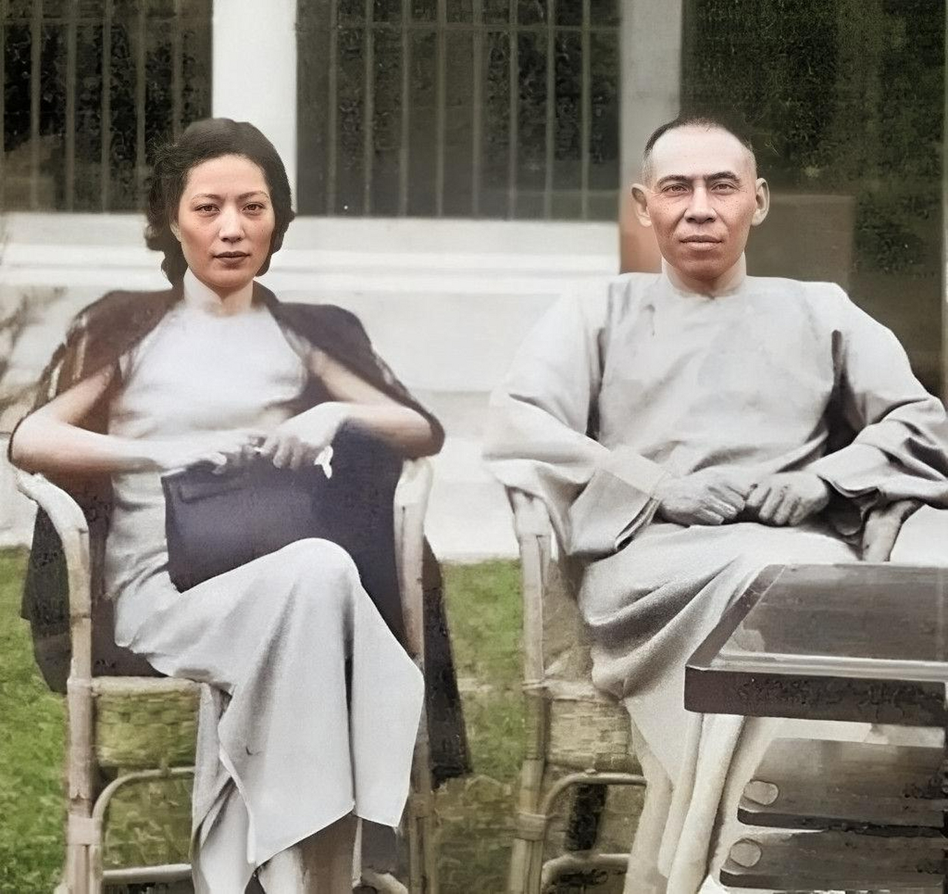 1937年,孟小冬到上海演出,借宿到闺蜜姚玉兰家中,当晚姚玉兰和孟小冬