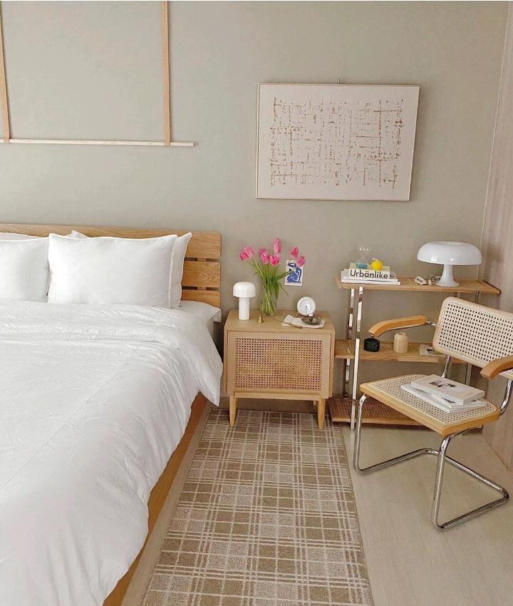 这套简约美式风格的装修,除了门窗都用白色的,家具也全部用的白色,每