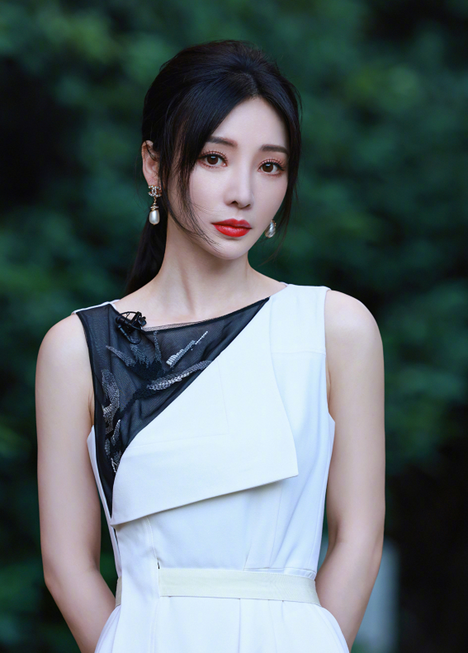 柳岩的近照,妆容和状态都还是很不错的.