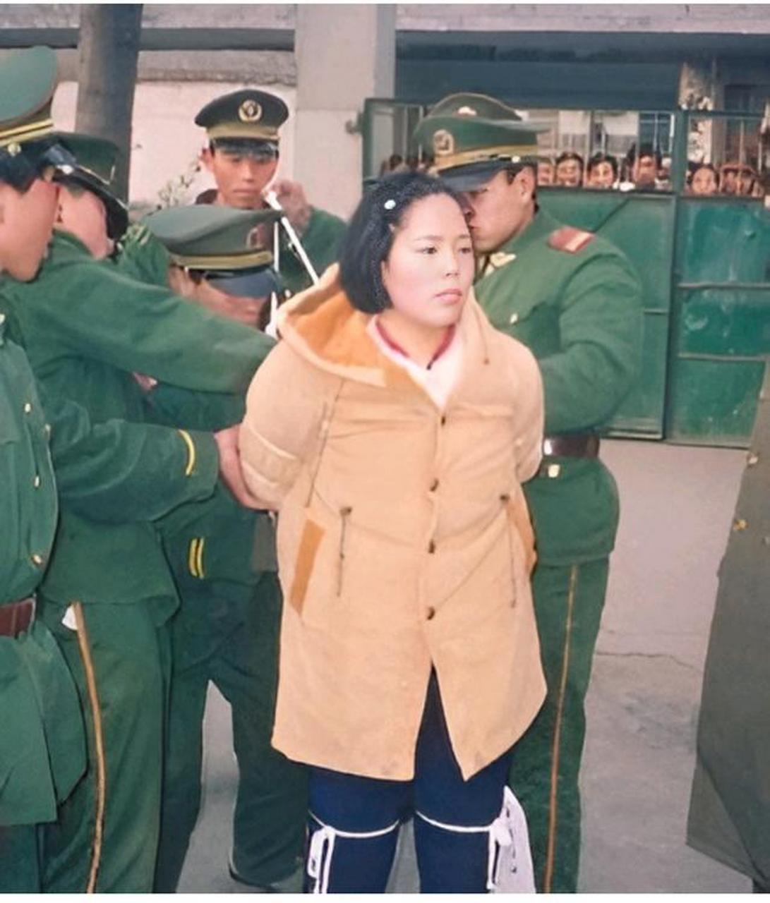 1995年,女犯苏小敏将被押赴刑场,这个年轻漂亮的女孩,本来有大把美好