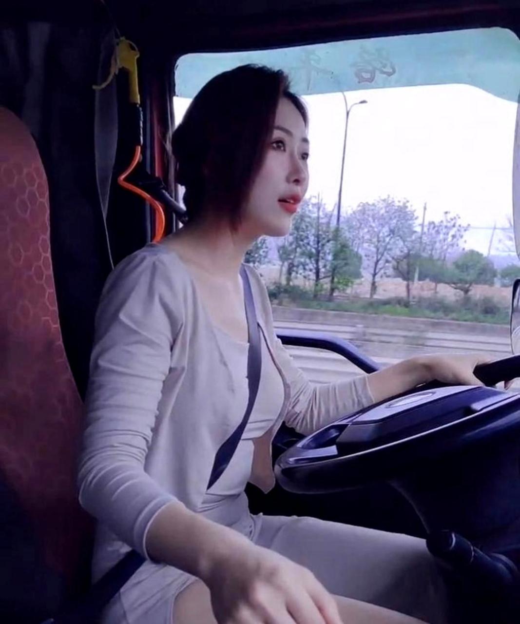 这位女司机开大货车的姿势熟练娴熟,显然是一位多年经验丰富的老司机!