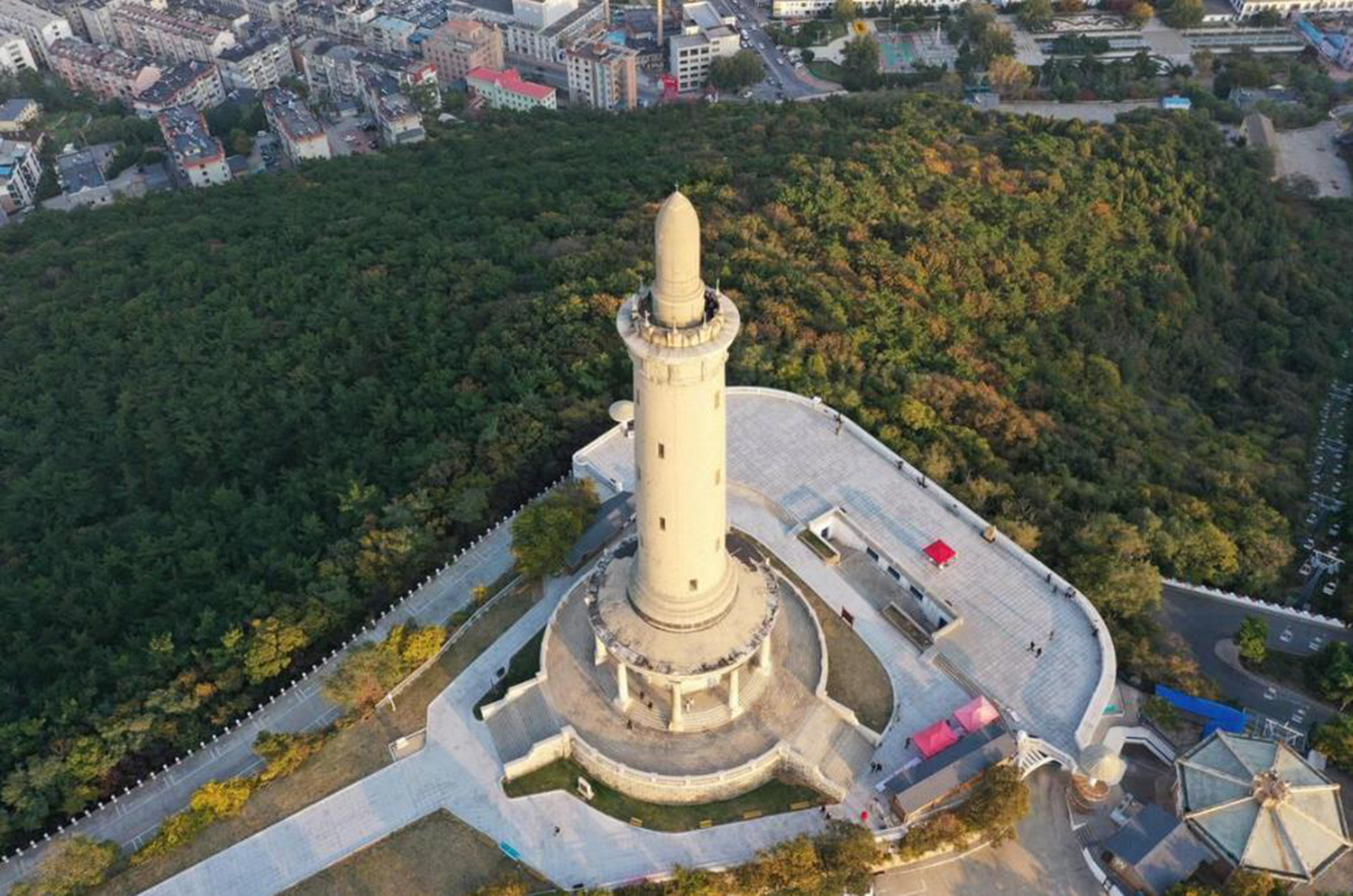 白玉山塔是日本人在战争时期修建的,曾经被称为"表忠塔",用于安葬一些