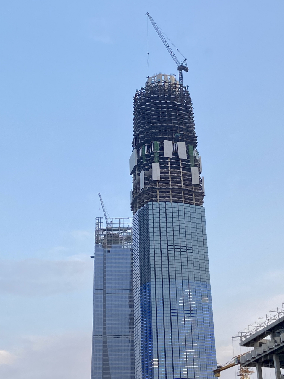 428米山东第一高楼最后两层钢结构开始安装!